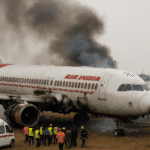 Ahmedabad plane crash के बाद रनवे पर खड़ा एयर इंडिया का जला हुआ विमान और राहत दल